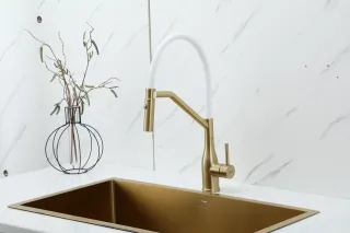 Смеситель для кухни Gappo G4098-13 с гибким изливом золотой сатин